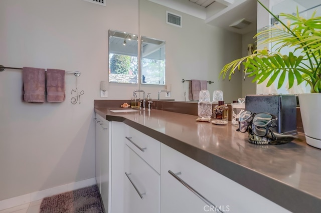 27649 Palos Verdes Dr E, Rancho Palos Verdes, CA 90275 - kitchen featuring a sink and white cabinets