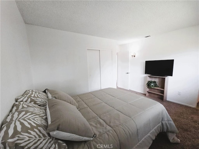 15043 S Culver Rd, Victorville, CA 92394 - bedroom featuring carpet flooring, a textured ceiling, and a closet