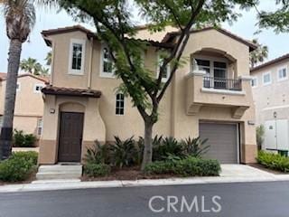39244 Turtle Bay Ln Unit F, Murrieta, CA 92563 - mediterranean / spanish-style home featuring stucco siding, a balcony, an attached garage, and concrete driveway
