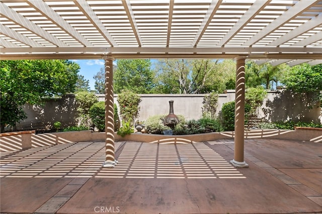 41799 Cascades Ct, Temecula, CA 92591 - fenced backyard featuring a patio area and a pergola