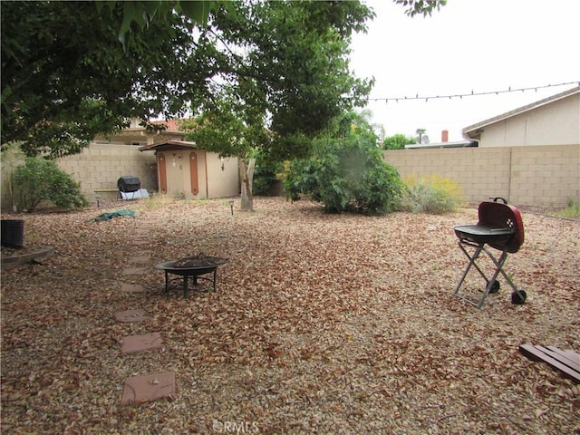 26250 Spaniel Ln, Menifee, CA 92586 - fenced backyard featuring a fire pit