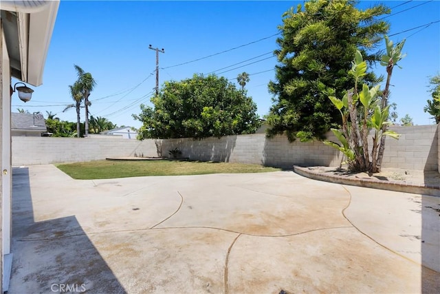 20632 Egret Ln, Huntington Beach, CA 92646 - fenced backyard with a patio