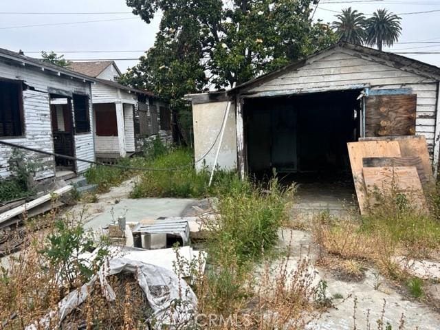 685 E 51st St, Los Angeles, CA 90011 - view of outdoor structure