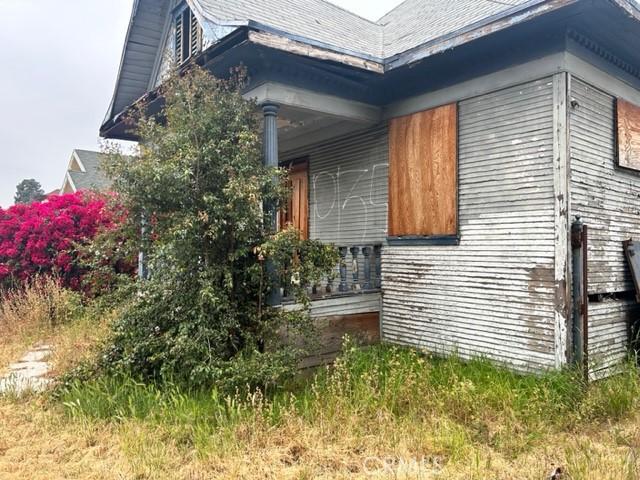 685 E 51st St, Los Angeles, CA 90011 - view of side of home