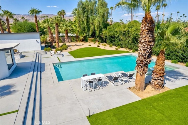 72408 Desert Dr, Rancho Mirage, CA 92270 - swimming pool featuring a mountain view, a patio area, and a lawn