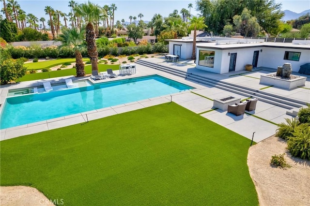 72408 Desert Dr, Rancho Mirage, CA 92270 - view of swimming pool with a patio area, a pool with connected hot tub, and a yard