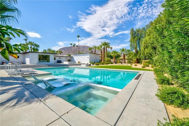 72408 Desert Dr, Rancho Mirage, CA 92270 - outdoor pool featuring an in-ground hot tub, a patio, and a mountain view