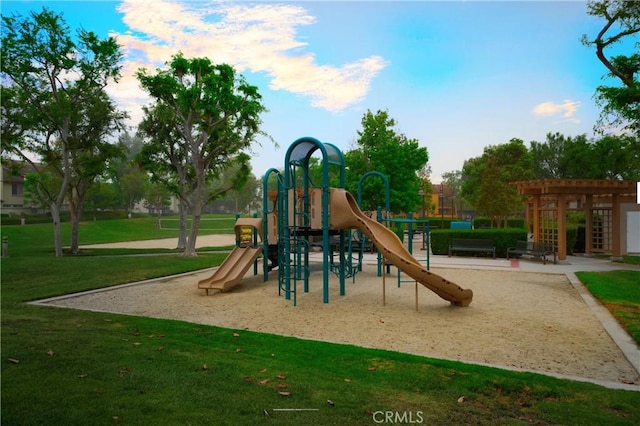 155 Oxford Unit 37, Irvine, CA 92612 - community play area with a yard and a pergola