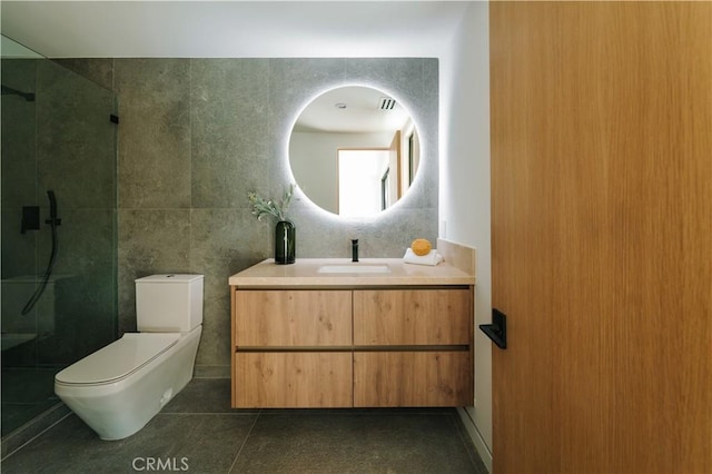 2608 Zorada Dr, Los Angeles, CA 90046 - bathroom featuring vanity, tiled shower, toilet, tile walls, and tile patterned floors