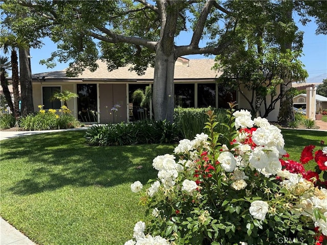 140 W Pioneer Ave Unit 52, Redlands, CA 92374 - ranch-style house featuring a front lawn and roof with shingles