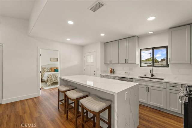1792 Crestmont Pl, Costa Mesa, CA 92627 - kitchen featuring a sink, recessed lighting, range, a breakfast bar area, and wood finished floors