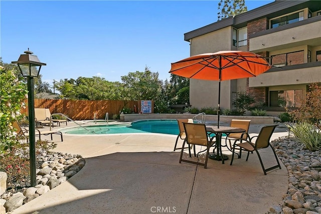 700 S Lake Ave Unit 305, Pasadena, CA 91106 - community pool with a patio