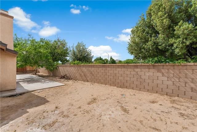 2101 Thomas Dr, Lancaster, CA 93535 - fenced backyard with a patio