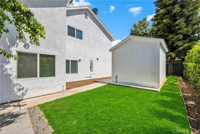 921 Dahlia Ave, Costa Mesa, CA 92626 - back of property featuring a lawn and stucco siding