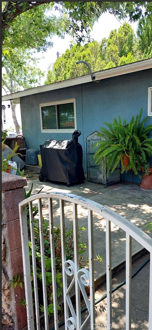 858 Sequoia St, San Bernardino, CA 92407 - photo 4