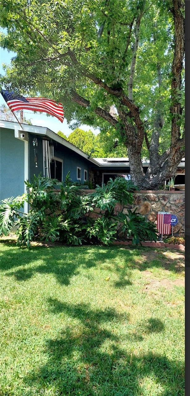 858 Sequoia St, San Bernardino, CA 92407 - view of grassy yard