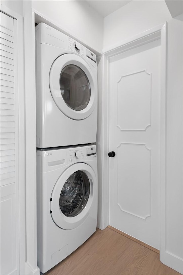 1524 Franklin St Unit C, Santa Monica, CA 90404 - washroom featuring stacked washer / dryer and light wood-type flooring