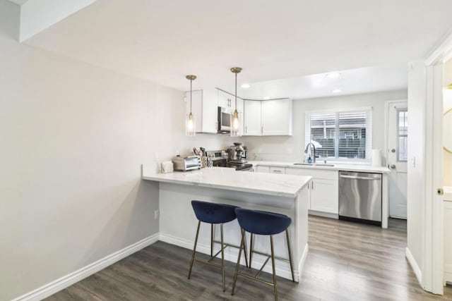 951 Amistad Ct Unit C, El Cajon, CA 92019 - kitchen with appliances with stainless steel finishes, a sink, a peninsula, dark wood-style flooring, and recessed lighting
