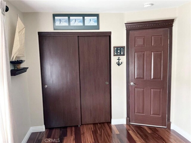 29944 Peach Tree Ct, Murrieta, CA 92563 - foyer featuring dark wood finished floors and baseboards