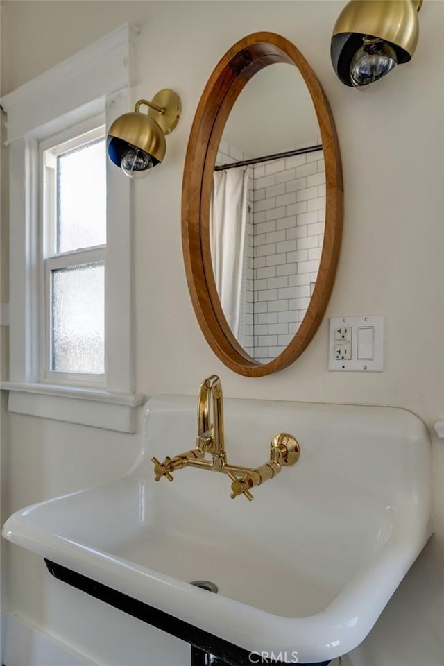 3716 Rosemead Ave, Los Angeles, CA 90032 - full bathroom with a shower with curtain and a sink