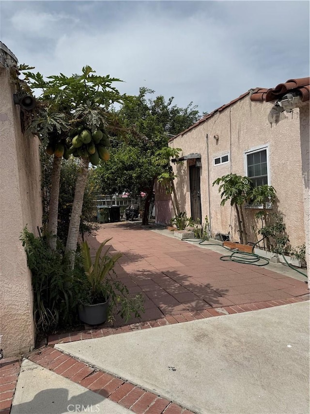 3111 W 57th St, Los Angeles, CA 90043 - view of yard with a patio