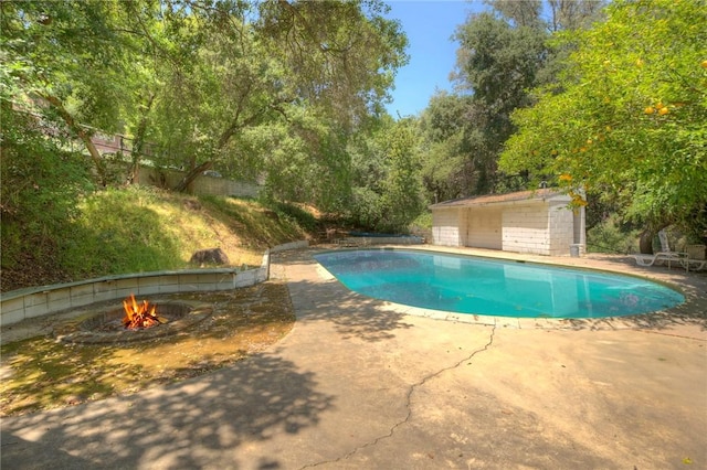 520 Linda Vista Ave, Pasadena, CA 91105 - outdoor pool with a fire pit and a patio area