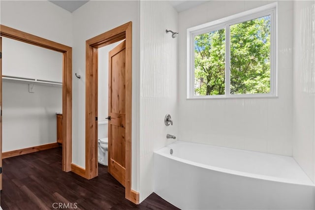 851 Madera Ln, Lake Arrowhead, CA 92352 - bathroom with a tub to relax in, toilet, wood finished floors, and baseboards