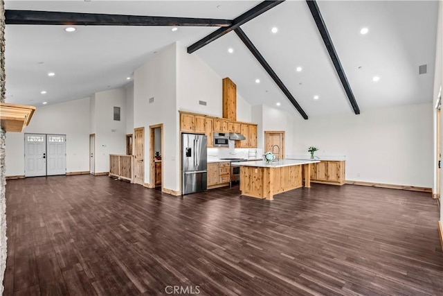 851 Madera Ln, Lake Arrowhead, CA 92352 - kitchen featuring stainless steel appliances, high vaulted ceiling, open floor plan, light countertops, and an island with sink