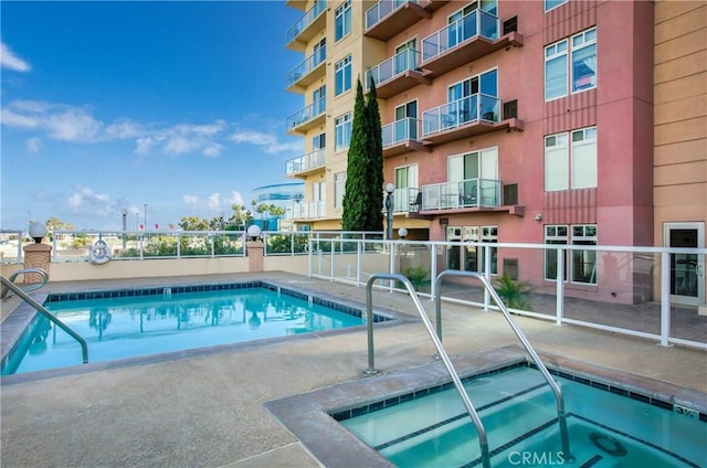 388 E Ocean Blvd Unit 1401, Long Beach, CA 90802 - community pool featuring a hot tub and a patio area