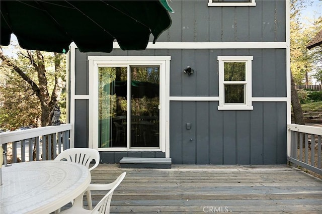 33133 Ridge Rd, Arrowbear, CA 92382 - property entrance featuring a deck