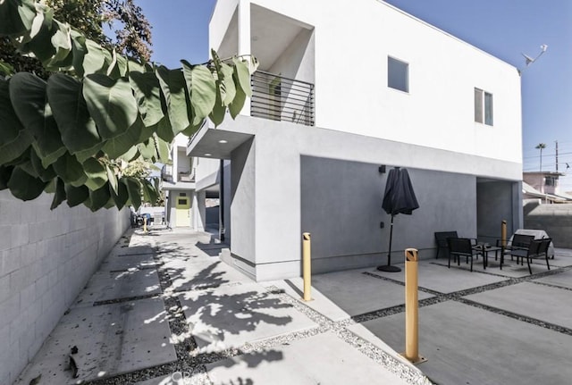 529 W 80th St, Los Angeles, CA 90044 - view of side of property featuring a patio and stucco siding