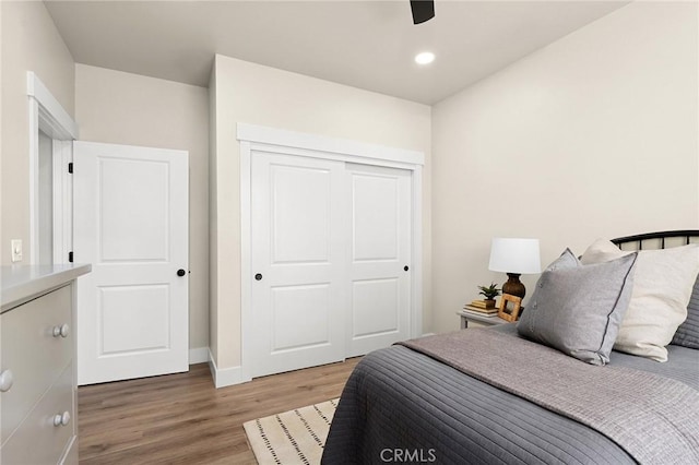 5863 Kibler Rd, Paradise, CA 95969 - bedroom featuring wood finished floors, a closet, baseboards, a ceiling fan, and recessed lighting