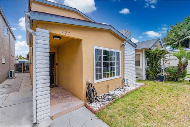 727 W Hill St, Long Beach, CA 90806 - property entrance featuring stucco siding