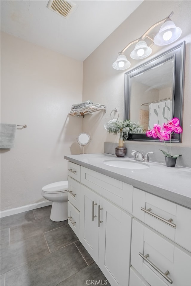 1016 N Marcella Ave, Rialto, CA 92376 - bathroom featuring vanity, toilet, curtained shower, and baseboards