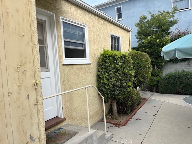 1728-1726 Midvale Ave, Los Angeles, CA 90024 - property entrance featuring stucco siding and a patio area