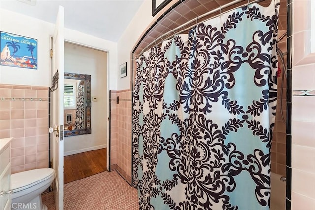 1422 Recado Rd, La Habra Heights, CA 90631 - bathroom featuring toilet, tile walls, and a shower with curtain