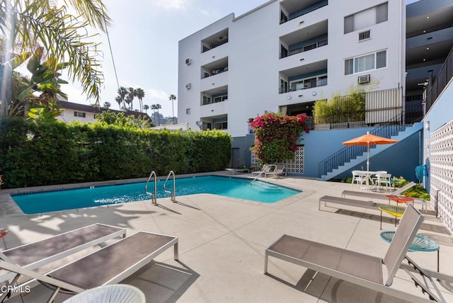7560 Hollywood Blvd Unit 409, Los Angeles, CA 90046 - community pool with stairway and a patio area