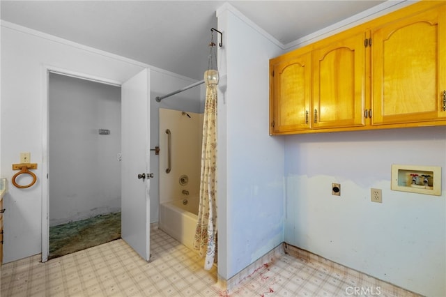 38579 Payne Way, Caliente, CA 93518 - full bath featuring tile patterned floors, shower / bath combination with curtain, and ornamental molding
