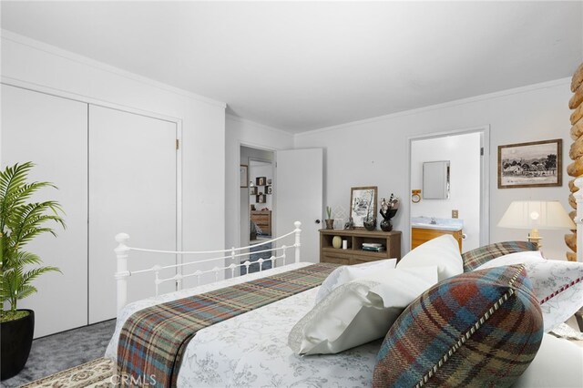 38579 Payne Way, Caliente, CA 93518 - carpeted bedroom with crown molding, connected bathroom, and a closet