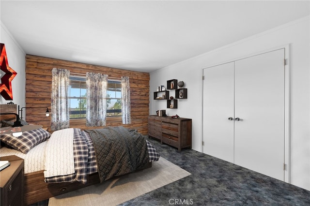 38579 Payne Way, Caliente, CA 93518 - bedroom with carpet floors, rustic walls, a closet, and crown molding