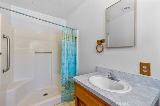 38579 Payne Way, Caliente, CA 93518 - full bath with vanity and curtained shower