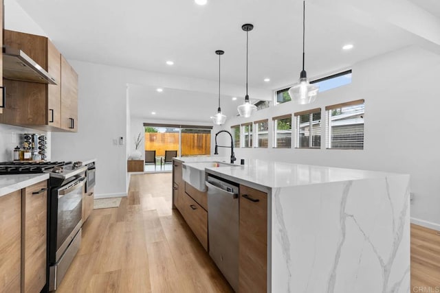 6252 Lake Albano Ave, San Diego, CA 92119 - kitchen with appliances with stainless steel finishes, modern cabinets, light wood-style flooring, recessed lighting, and a large island with sink