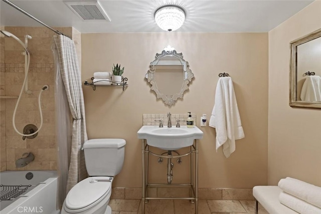 2662 Salmon Dr, Los Alamitos, CA 90720 - bathroom featuring toilet, shower / bath combo, a sink, and baseboards