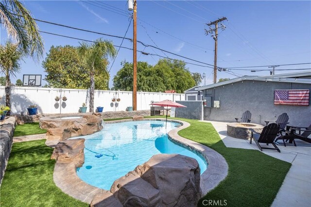 27573 Santa Clarita Rd, Saugus, CA 91350 - view of swimming pool featuring an outdoor fire pit, an in-ground hot tub, and a patio area