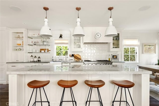 326 Ruby St, Laguna Beach, CA 92651 - kitchen featuring backsplash, white cabinetry, a sink, a breakfast bar area, and ornamental molding
