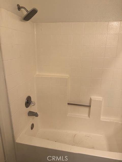 2125 Bramble Ln, Palmdale, CA 93550 - full bath featuring  shower combination