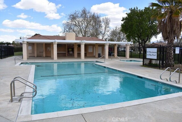 37733 Harvey St, Palmdale, CA 93550 - community pool with a community hot tub and a patio
