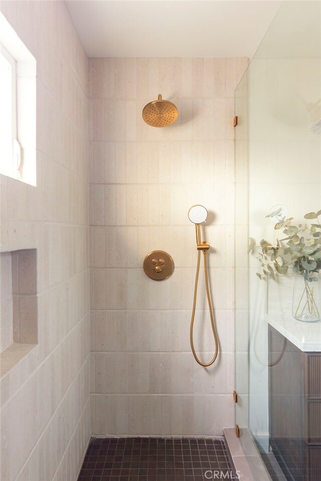 3554 S Sycamore Ave, Los Angeles, CA 90016 - full bathroom with a tile shower