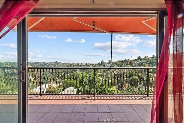 633 Sunnyhill Dr, Los Angeles, CA 90065 - view of patio with a balcony