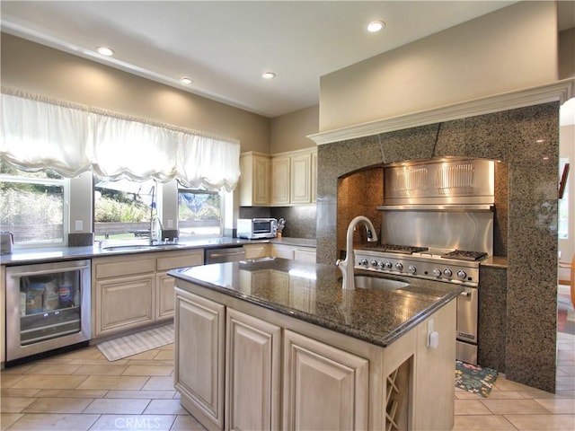 12949 Pinewood Ln, Yucaipa, CA 92399 - kitchen featuring beverage cooler, a sink, a kitchen island with sink, backsplash, and recessed lighting